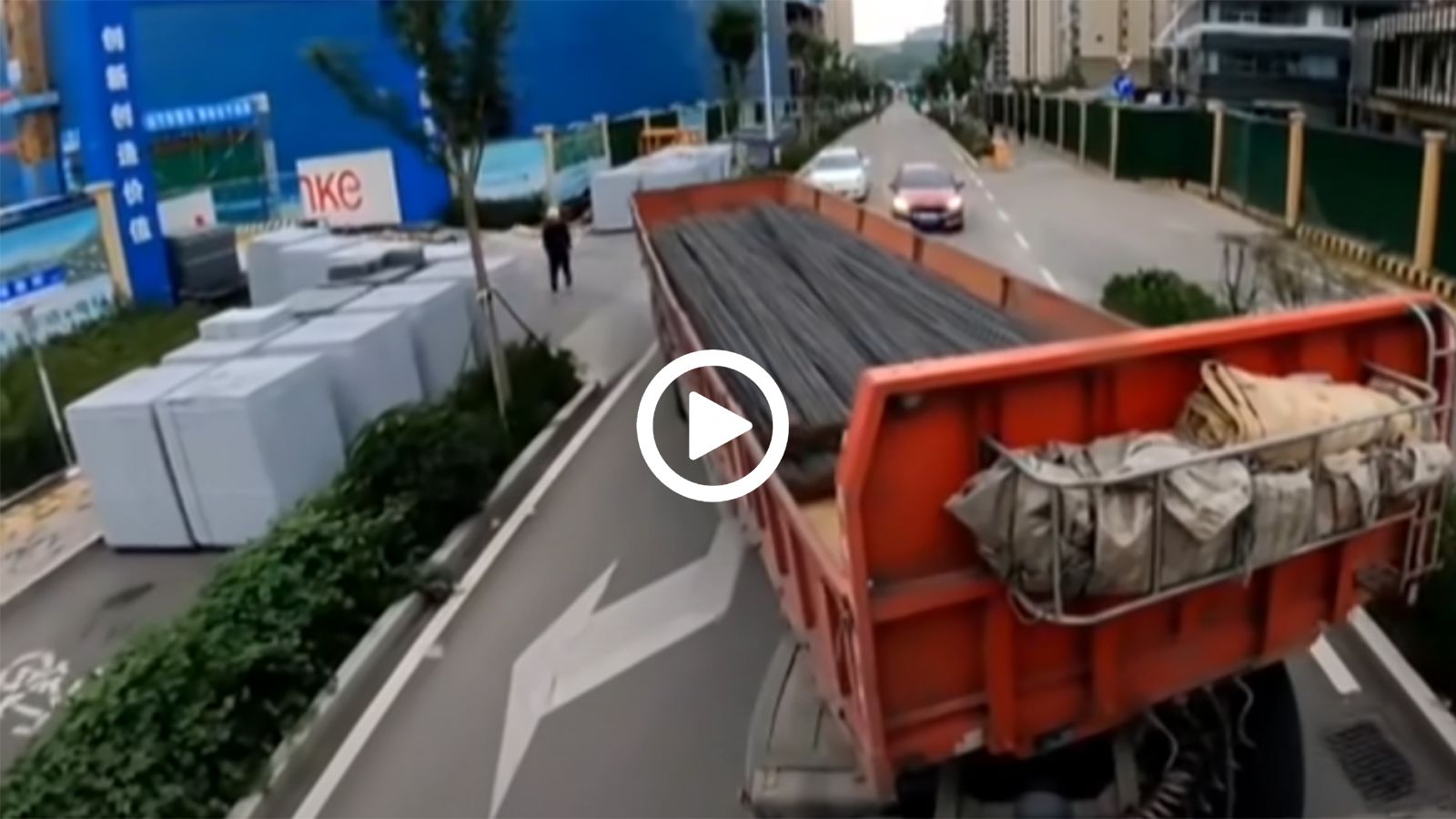 VIDEO: ο οδηγός στην όπισθεν φαίνεται!