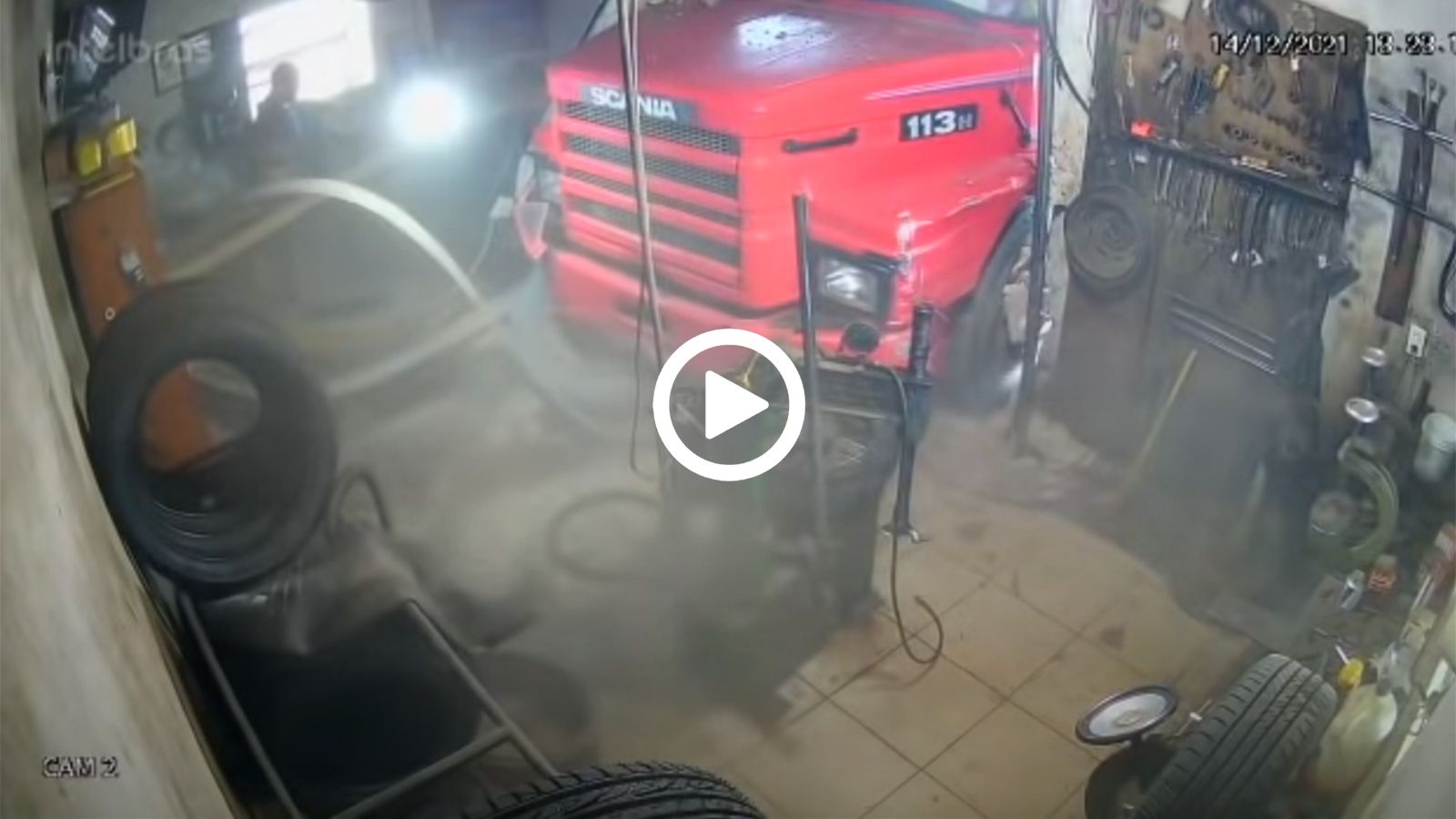 VIDEO: φορτηγό εισβάλει σε συνεργείο