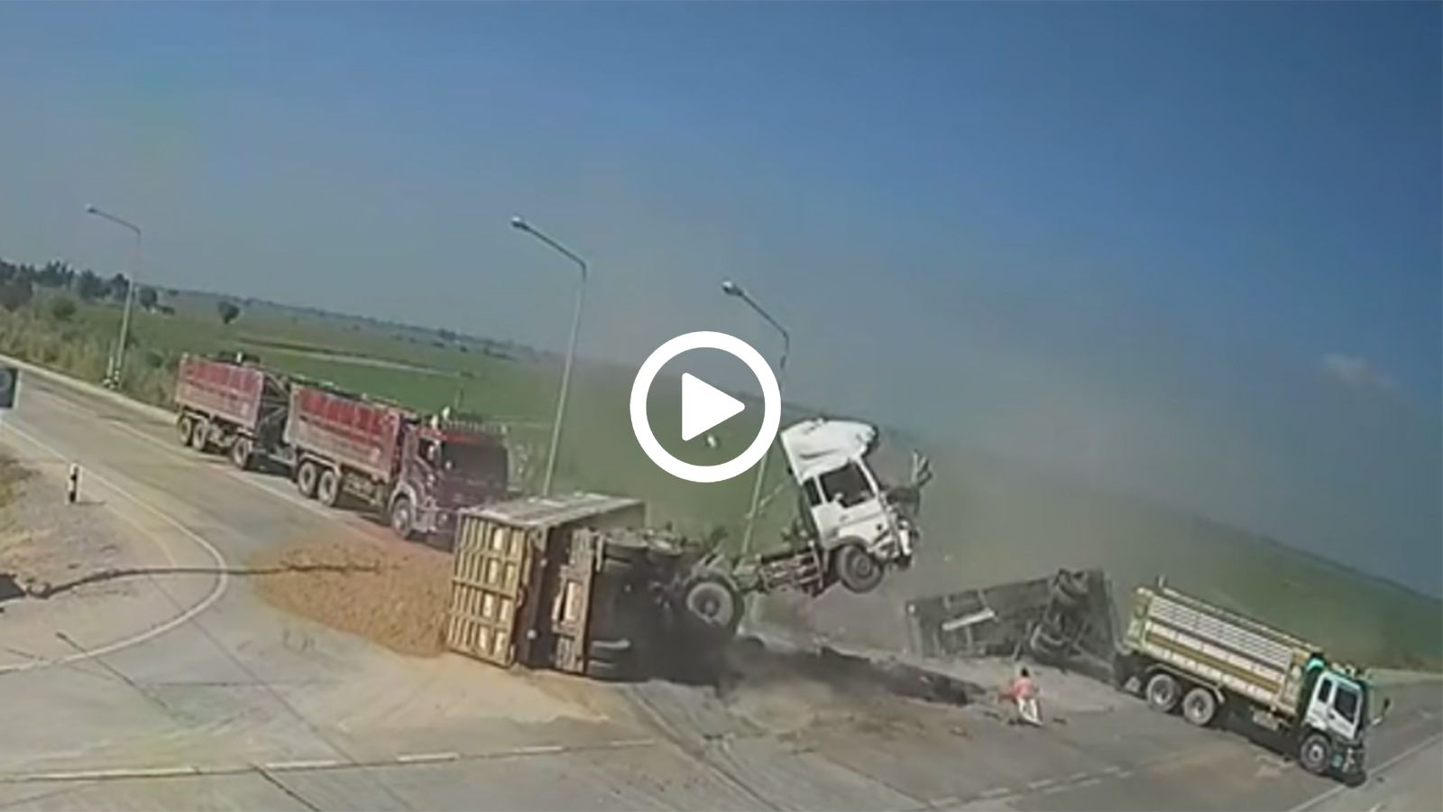 Φορτηγά γίνονται κομμάτια σε διασταύρωση