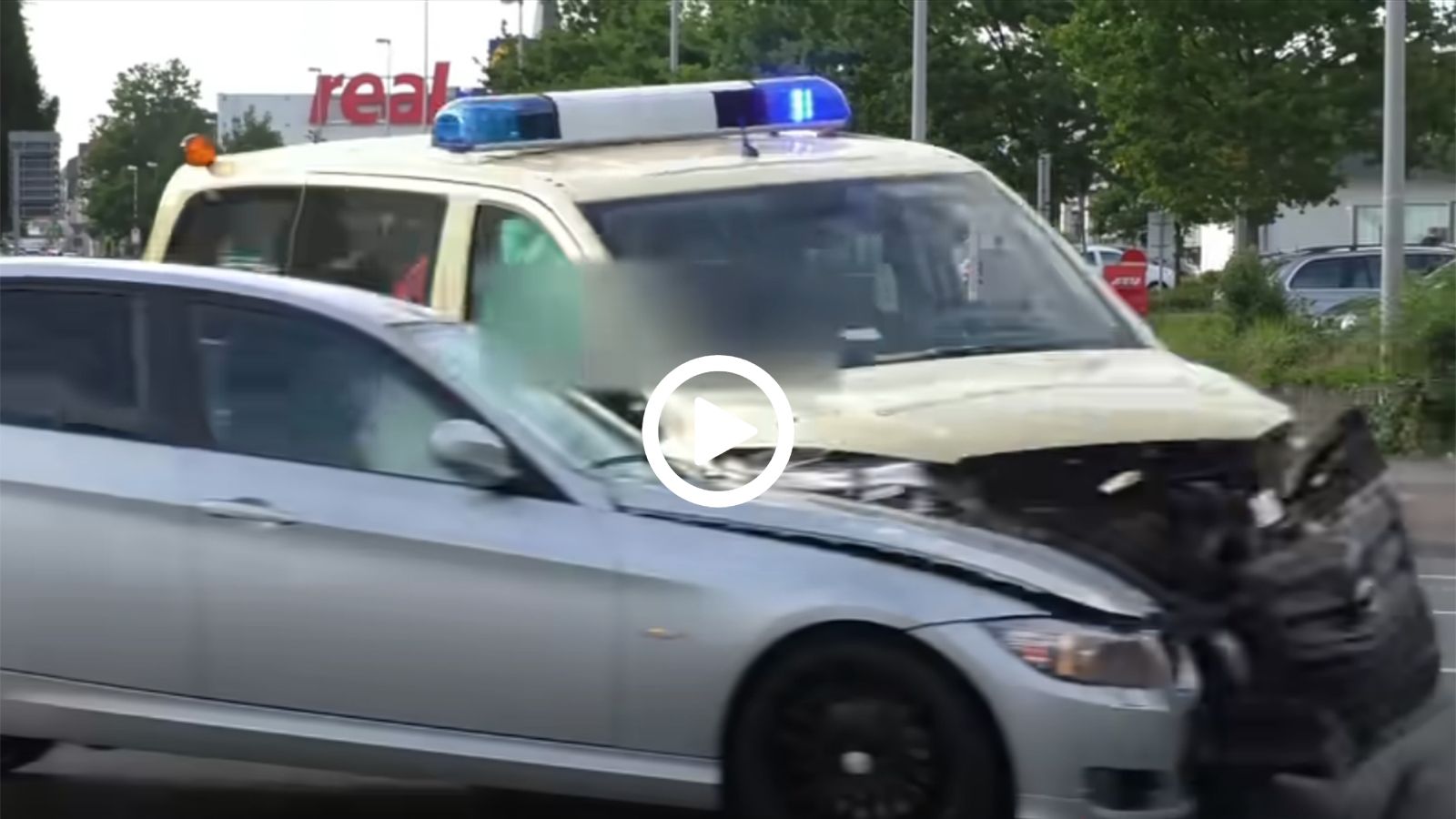 Ασθενοφόρο Vito γίνεται σμπαράλια