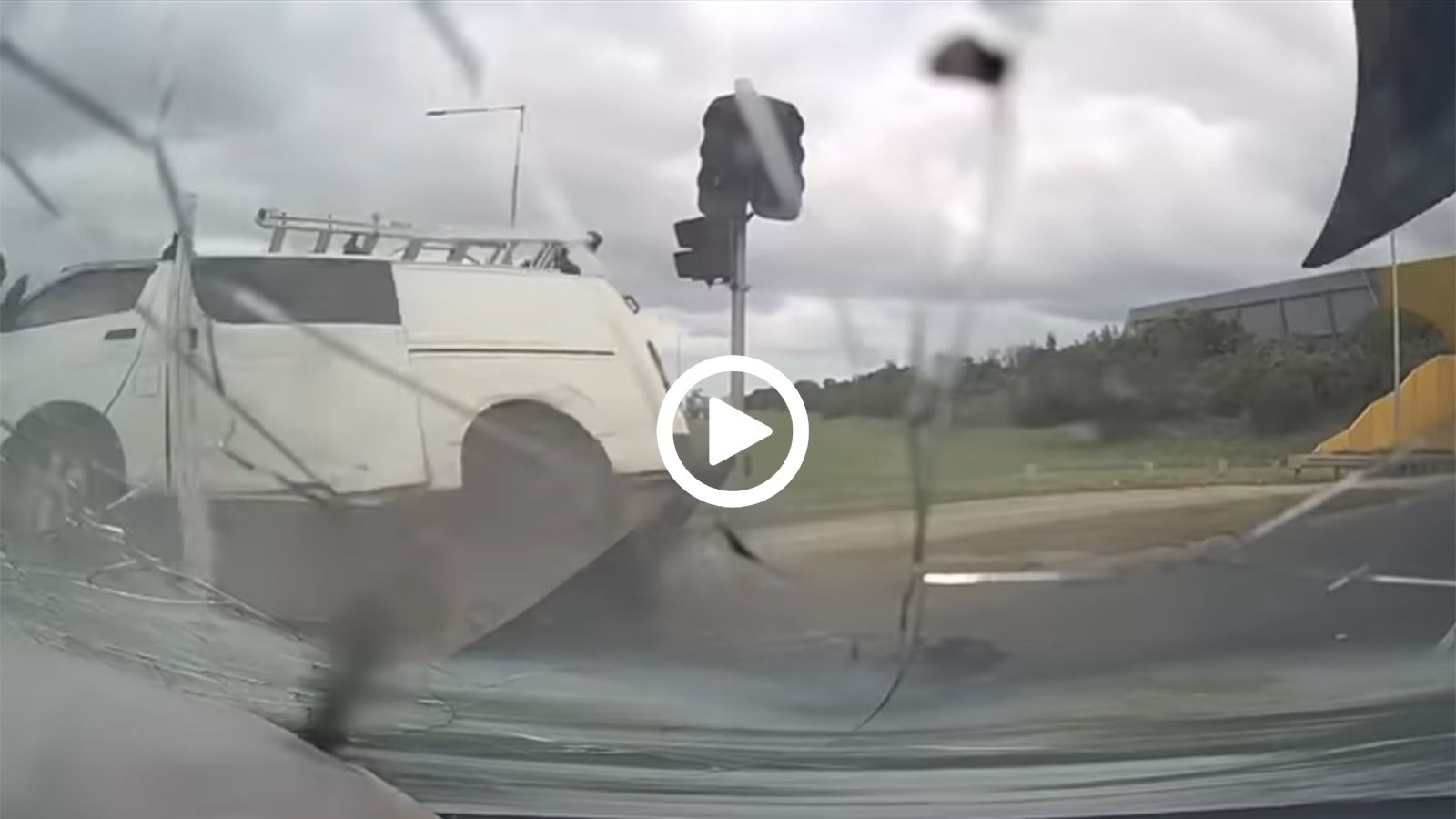 VIDEO: αυτά γίνονται αν περνάς με «κόκκινο»!