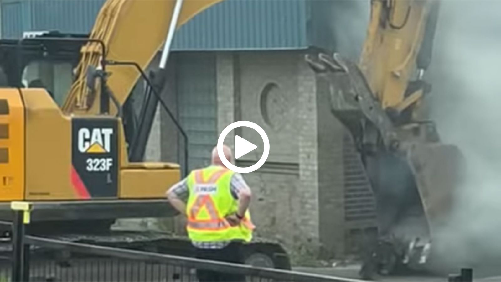 VIDEO: σβήνοντας φωτιά με εκσκαφέα!