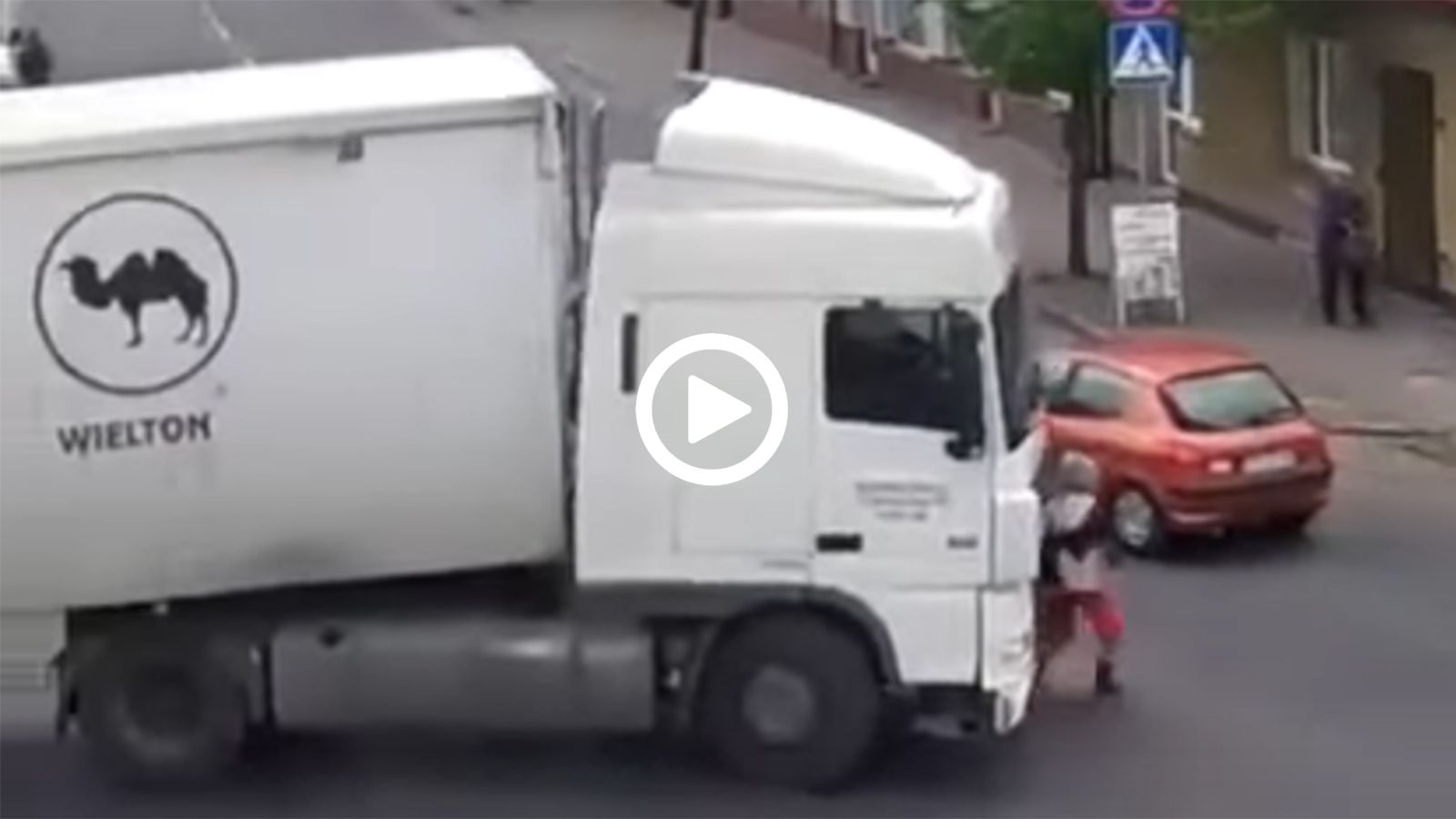 VIDEO: φορτηγό «καταπίνει» πεζό!