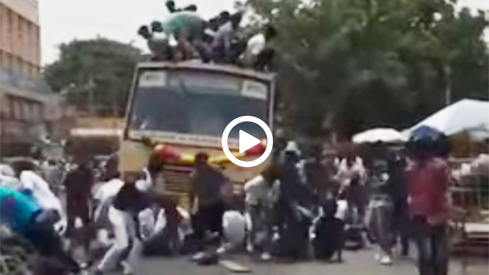 VIDEO: μαθητές κρέμονται σαν σταφύλια σε σχολικό