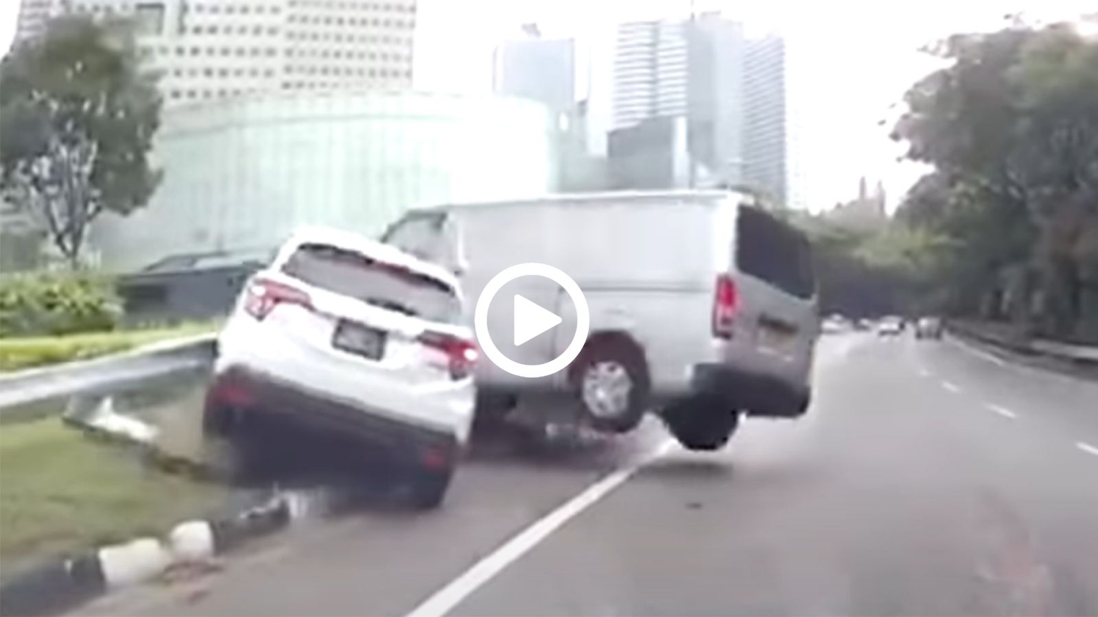 VIDEO: Van καρφώνει SUV στις μπαριέρες