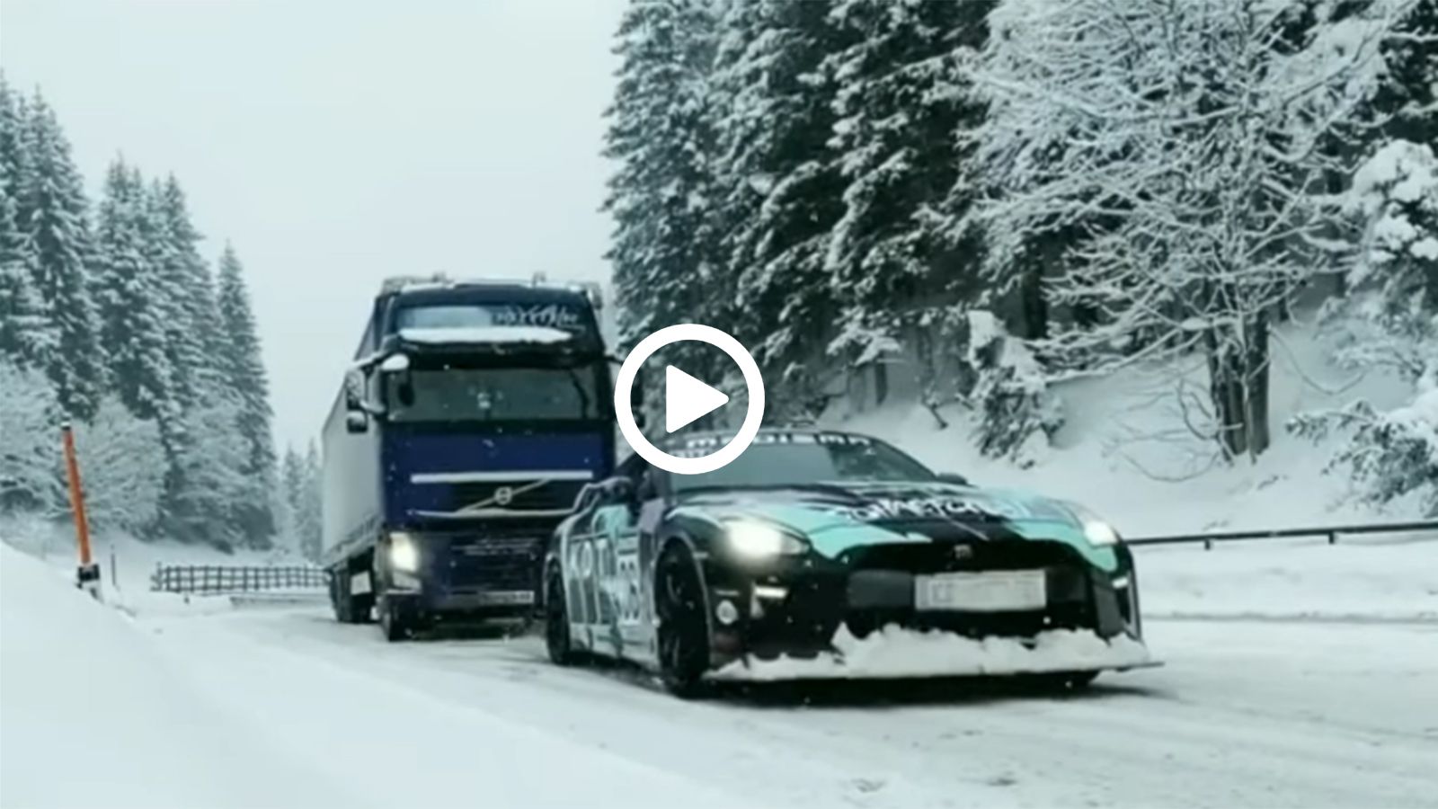 Nissan GT-R τραβάει τράκτορα Volvo με τρέιλερ!