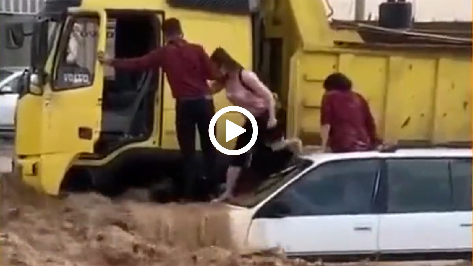 Φορτηγατζής σώζει οικογένεια από πνιγμό!