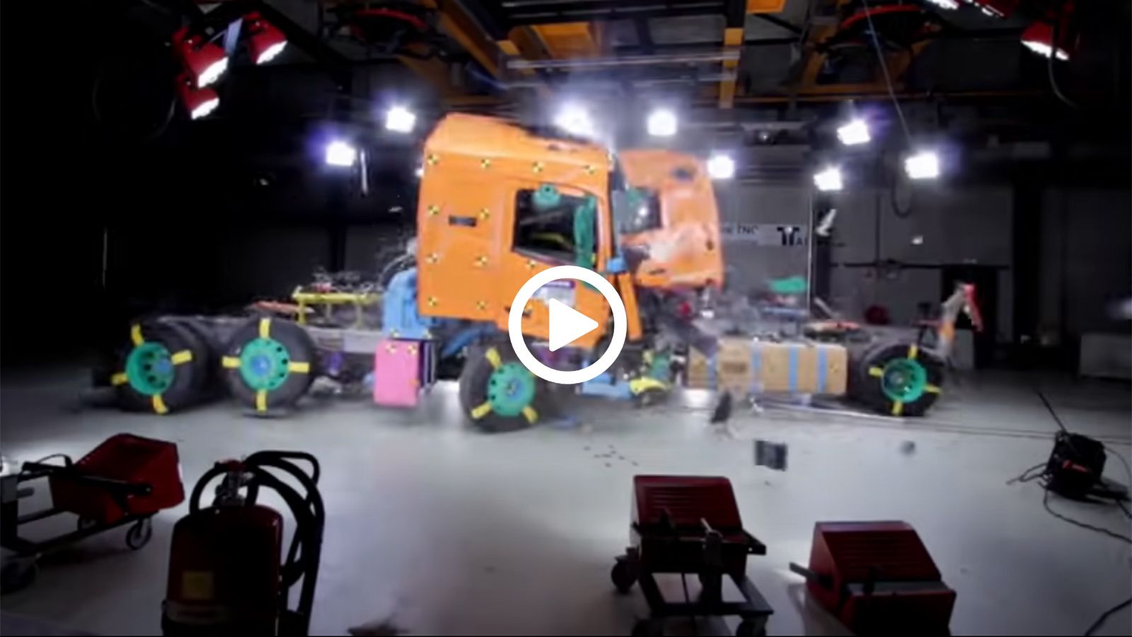 VIDEOS: Τα crash-test των φορτηγών