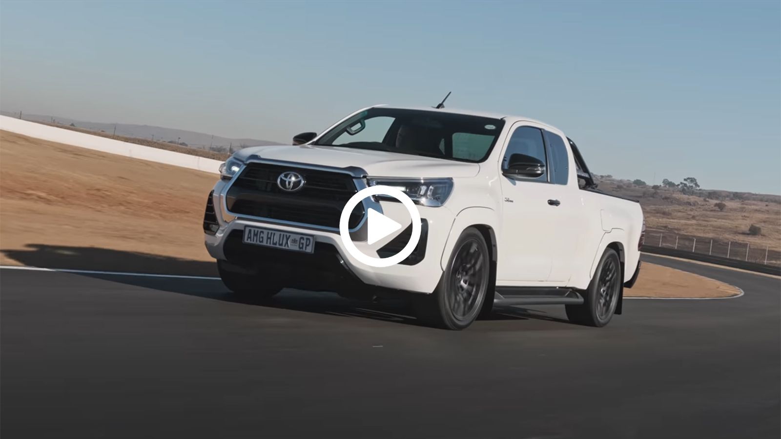 Toyota Hilux με τον V8 της Mercedes C63 AMG