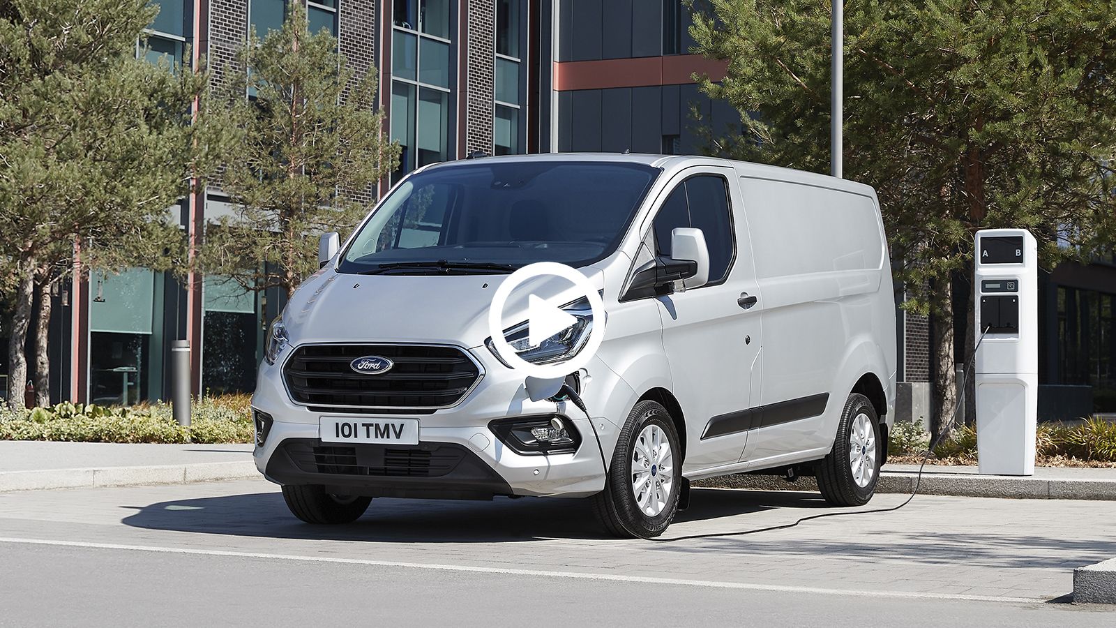 To Ford Transit Custom PHEV που φορτίζει στην πρίζα