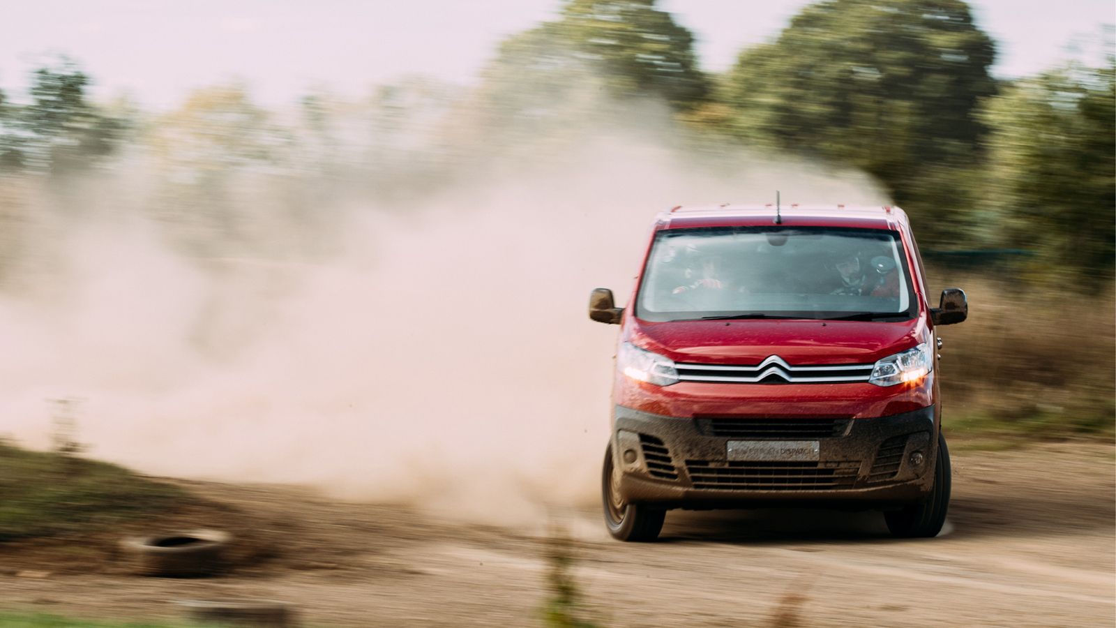 Το Citroen Jumpy δεν είναι απλώς ένα αποδοτικό ελαφρύ επαγγελματικό αλλά και ένα όχημα με εξαιρετικό στήσιμο ακόμη και για χωμάτινες διαδρομές!