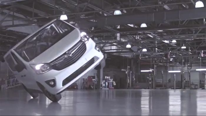 Το νέο Opel Vivaro διαθέτει μια εξαιρετική οδική συμπεριφορά και ο επαγγελματίας οδηγός Paul Swift το ωθεί στα όρια του εντός της γραμμής παραγωγής στ