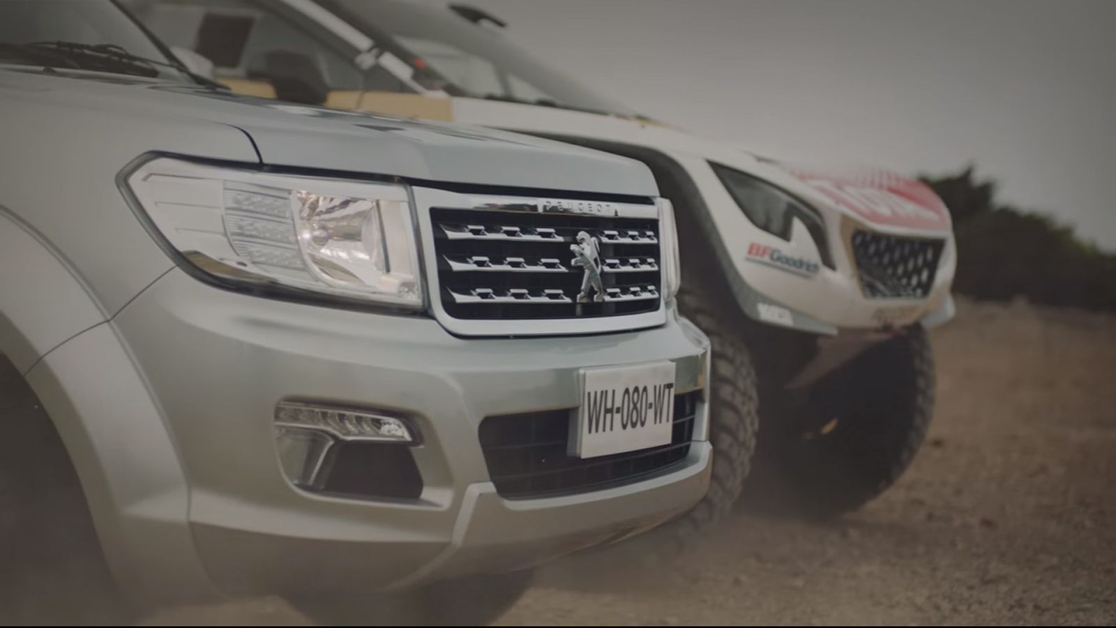 Δείτε τον θρυλικό οδηγό αγώνων της Peugeot, Carlos Sainz, να δοκιμάζει διαδοχικά το δυναμικό 3008 DKR και το νέο Pick-Up της εταιρείας.