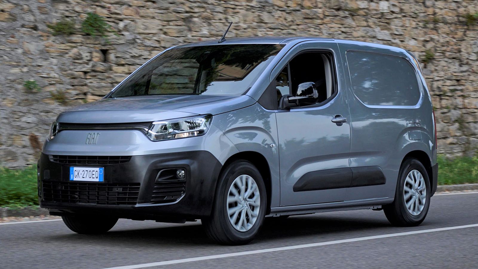 Μέσα στο αμέσως προσεχές διάστημα αναμένεται τα νέα Fiat Professional Doblo και E-Doblo να είναι διαθέσιμα και στην eλληνική αγορά. Η επιβατική έκδοση