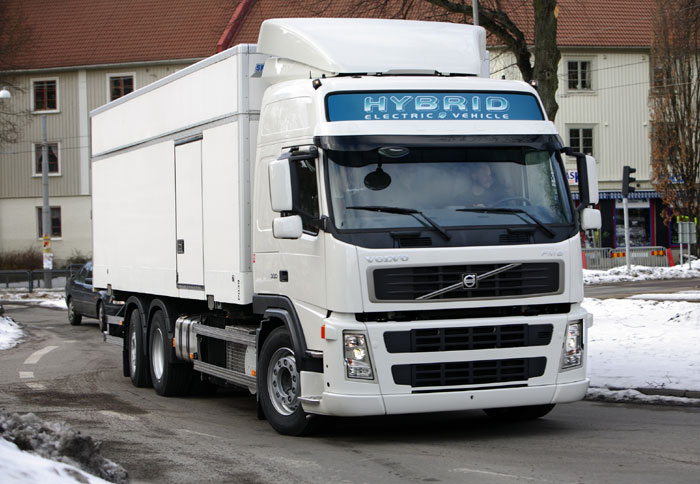 H Volvo πρωτοστατεί στα υβριδικά φορτηγά