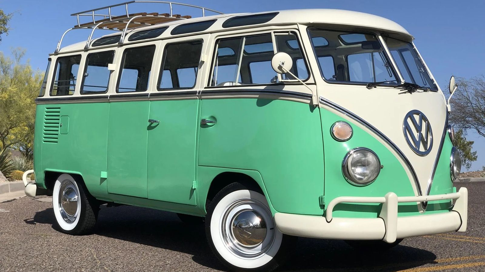 Το ποσό των 61.000 δολαρίων έπιασε ένα VW T2 του 1973 που μετατράπηκε στην περίφημη έκδοση των 23 παραθύρων.