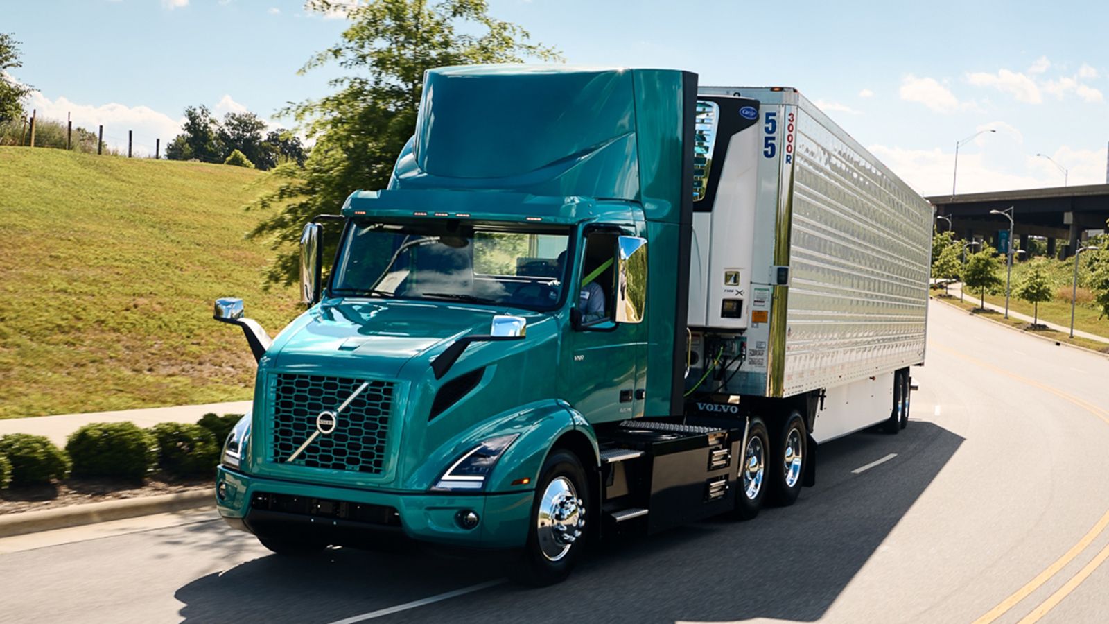 Το αναβαθμισμένο Volvo VNR Electric εμφανίζει μέγιστη αυτονομία 440 χλμ. χάρη στις μπαταρίες των έως και 565 kWh, οι οποίες φορτίζουν στο 80% σε 90 λε