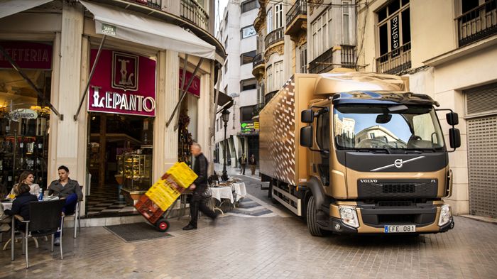 Το νέο Volvo FL (μεικτό βάρος από 12t.-18t.) αποτελεί μια ιδανική λύση για τις ενδοαστικές μεταφορές προϊόντων και εφοδιάζεται με νέους –Euro6- 
