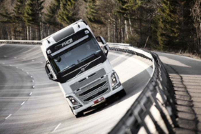 Το νέο Volvo FH εμφανίζει σημαντικά βελτιωμένη οδική συμπεριφορά και άνεση καθώς και ένα υψηλό επίπεδο ενεργητικής ασφάλειας σε σχέση με το παρελθόν.