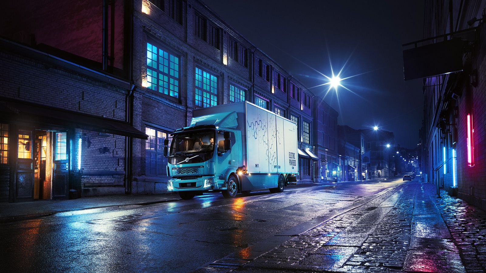 Το νέο Volvo FL Electric που θα λανσαριστεί στην ΕΕ μέσα στο 2019, μπορεί να επιχειρήσει με άνεση κατά τη διάρκεια της νύχτας λόγω των –σχεδόν- 