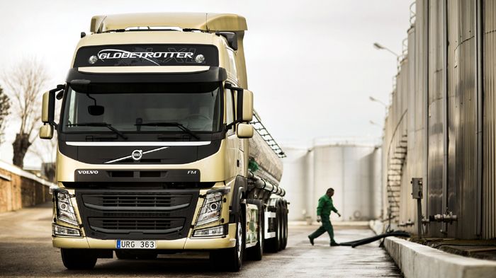 Το νέο Volvo FM αποκτά μια εντελώς νέα σχεδίαση με χαρακτηριστικότερο στοιχείο τα νέα φωτιστικά σώματα, τη μεγαλύτερη μάσκα και το νέο λογότυπο.