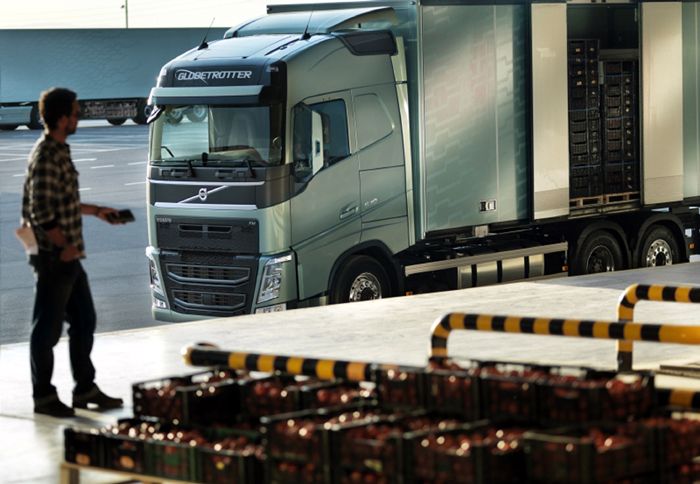 Το Volvo Work Remote επιτρέπει στον οδηγό να ελέγξει ασύρματα πολλαπλές λειτουργίες του οχήματος κατά τη διάρκεια της φόρτωσης ή εκφόρτωσης του.