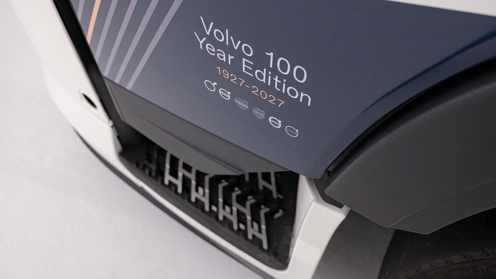 Εξωτερικό σήμα Volvo 100 Year Edition με τις χρονολογίες 1927-2027