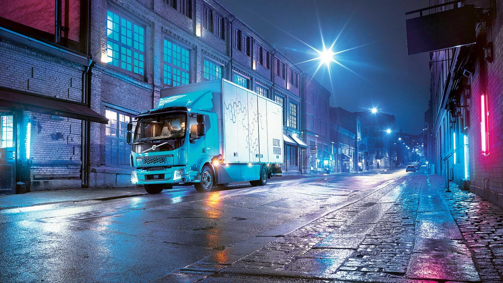 Το νέο Volvo FL Electric που θα λανσαριστεί στην ΕΕ μέσα στο 2019, μπορεί να επιχειρήσει με άνεση κατά τη διάρκεια της νύχτας λόγω των –σχεδόν- 