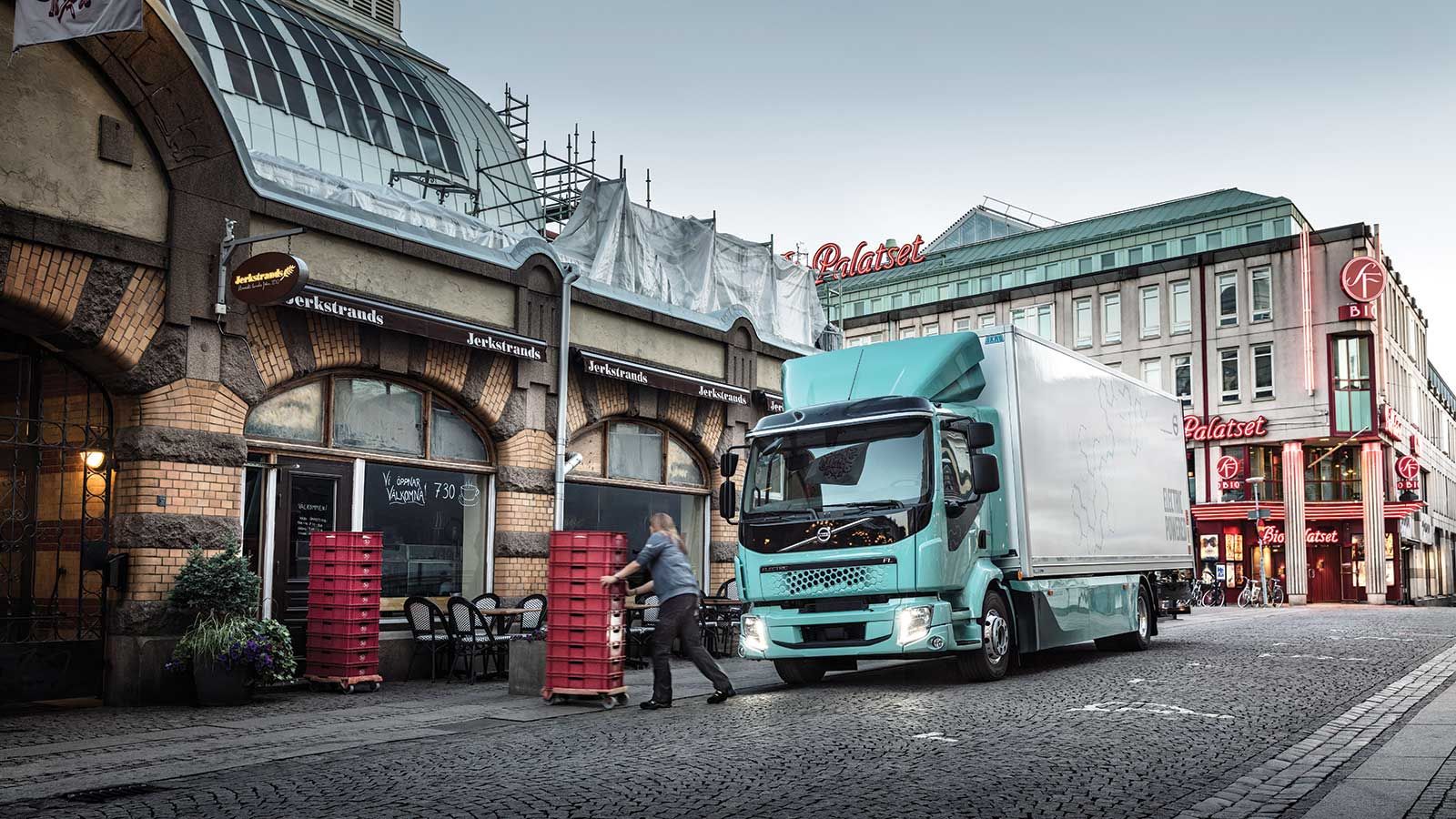 Η νέα πρόταση της Volvo Trucks στα ηλεκτροκίνητα φορτηγά αστικών διανομών, εφοδιάζεται με έναν ηλεκτροκινητήρα ισχύος 185 kW, με 425 Nm ροπής αντίστοι