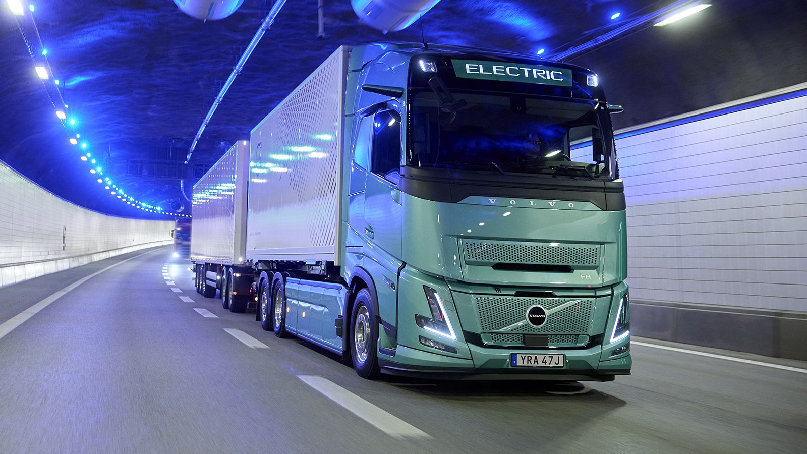 Volvo FH Electric με επικαθήμενο να κινείται σε φωτισμένη σήραγγα