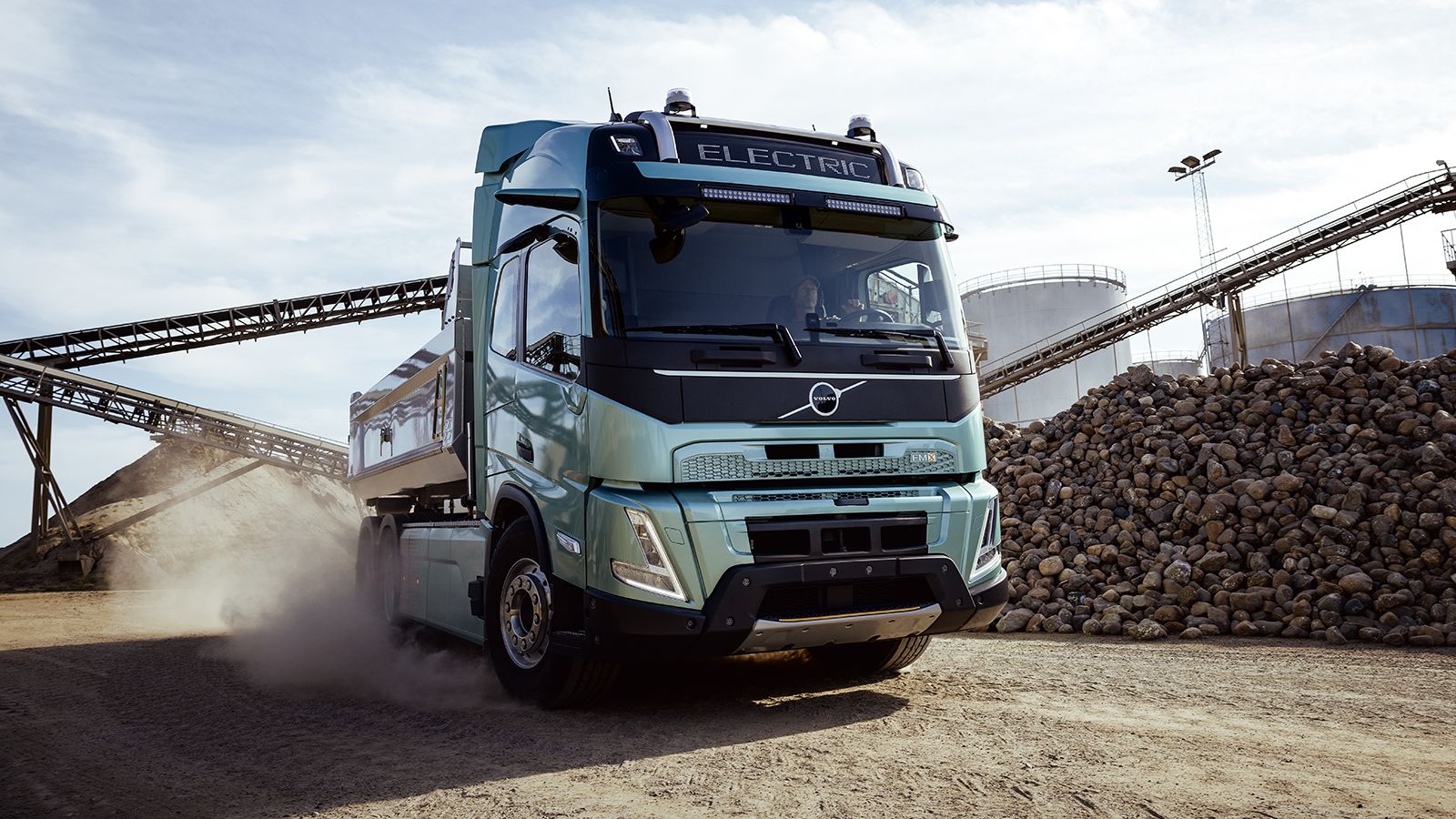 Volvo FMX Electric σε χώρο εργασιών με αδρανή υλικά