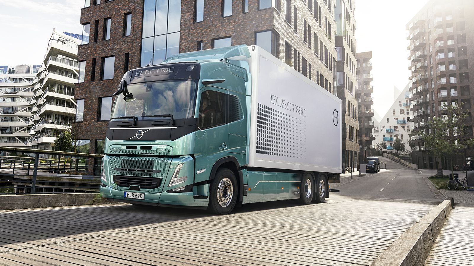 Volvo FM Electric με κλειστό αμάξωμα σε σύγχρονο αστικό περιβάλλον