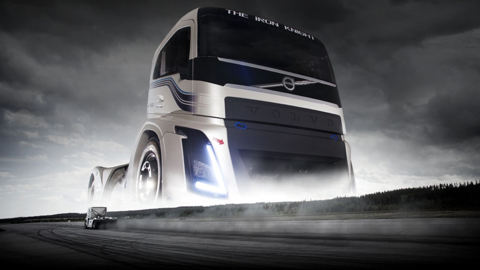 Το πρωτότυπο «Iron Knight» της Volvo Trucks κατέρριψε τα ρεκόρ επιτάχυνσης στα 500 και 1.000 μέτρα αντίστοιχα χάρη στον κινητήρα των 2.400 ίππων του.
