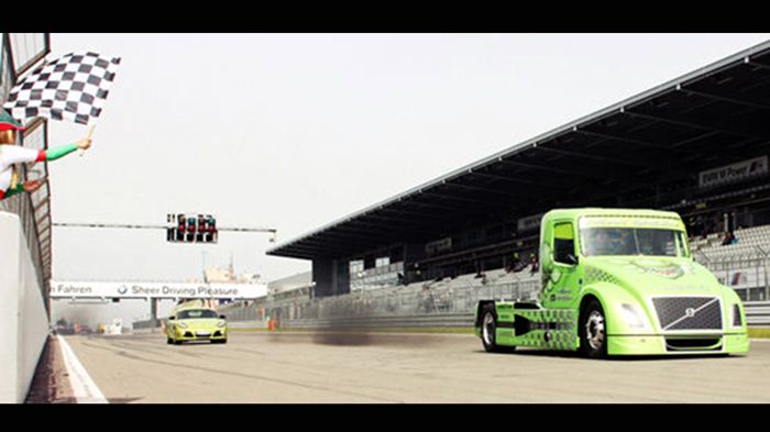 Η στιγμή που το Volvo Mean Green περνά την γραμμή του τερματισμού με 180 χλμ./ώρα μέσα σε 350μ. ενώ η Porsche Cayman R ακολουθεί από… απόσταση.