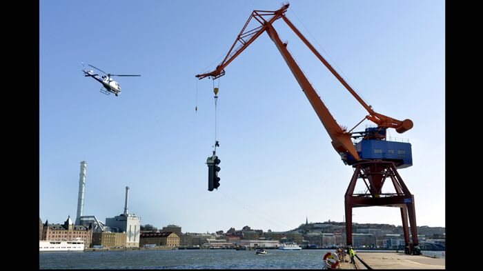 Για τις ανάγκες του νέου διαφημιστικού βίντεο του Volvo FMX, οι Σουηδοί… κρέμασαν το χωματουργικό όχημα τους 20 μέτρα πάνω από το λιμάνι του Γκέ
