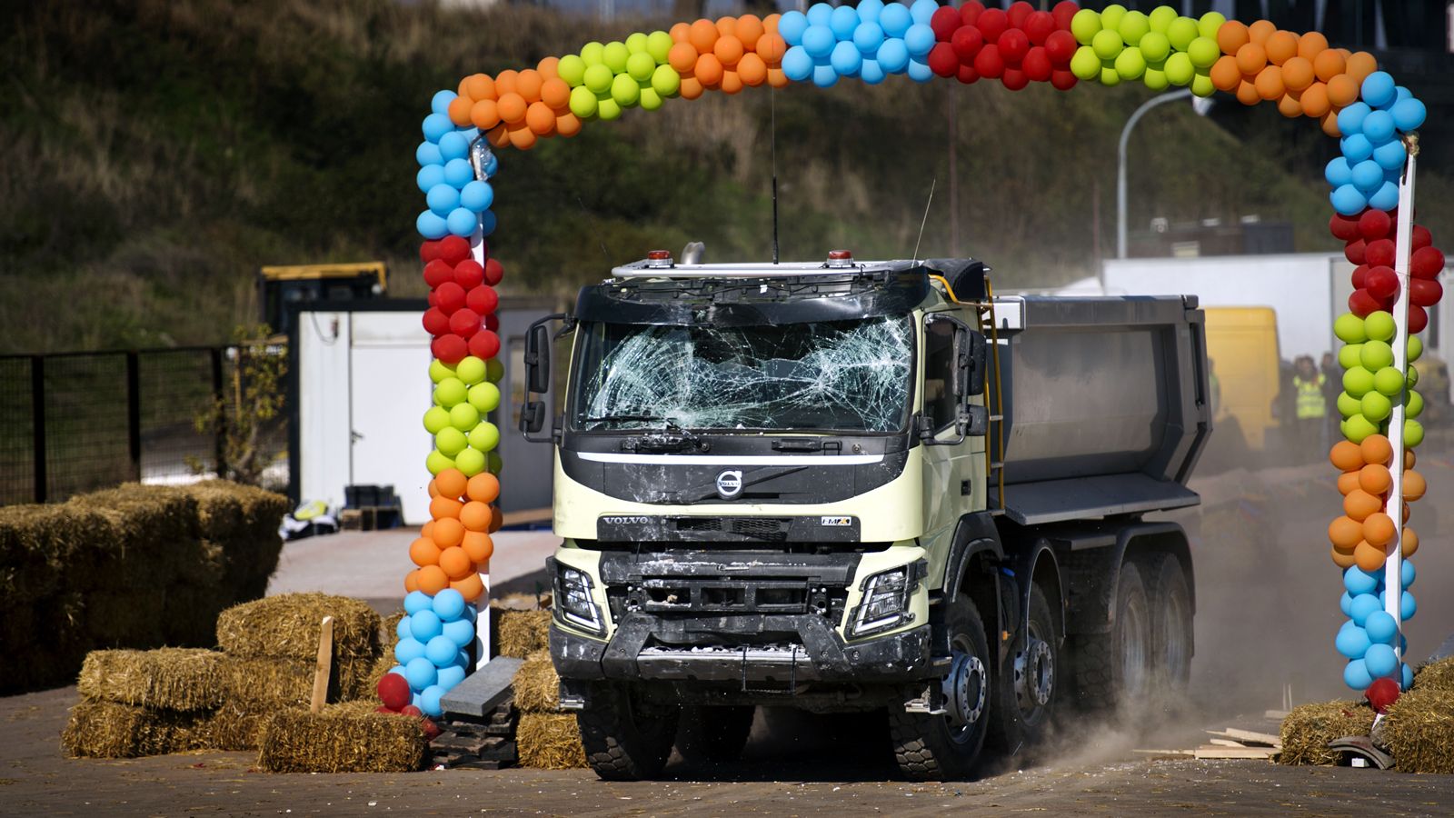 Στο νέο βίντεο της Volvo Trucks, το σκεπτικό ήταν απλό. Ένα χωματουργικό FMX, εφοδιάστηκε με συστήματα που επιτρέπουν τον τηλεχειρισμό του.