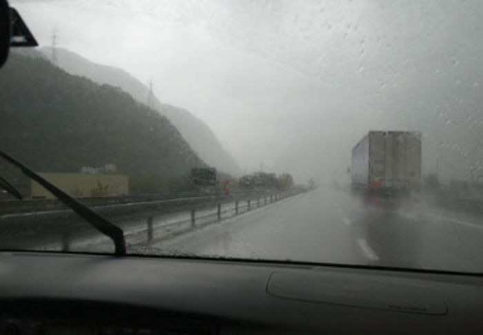 Οδήγηση σε βρεγμένο οδόστρωμα