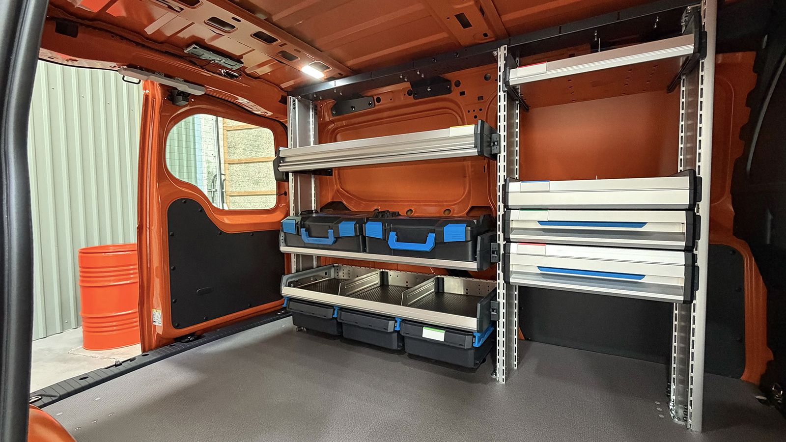 Διαμορφωμένος χώρος φόρτωσης VW Caddy Cargo με ράφια, συρτάρια και εργαλειοθήκες