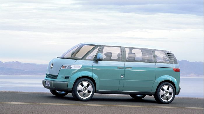 Σύμφωνα με τις πληροφορίες, η VW εξετάζει το ενδεχόμενο παρουσίασης μιας ηλεκτροκίνητης έκδοσης του νέου T6 (στην εικόνα το πρωτότυπο Microbus του 200