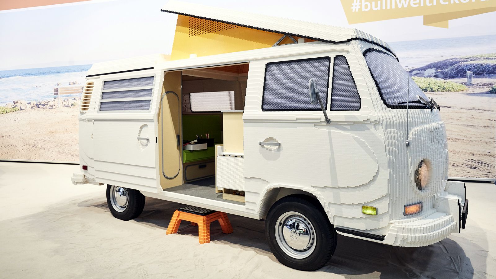 Η εντυπωσιακή αναβίωση του VW T2 Bulli από τουβλάκια LEGO έχει μήκος 5,0μ., μέγιστο ύψος 3,0μ. περίπου και ζυγίζει 700+ κιλά.