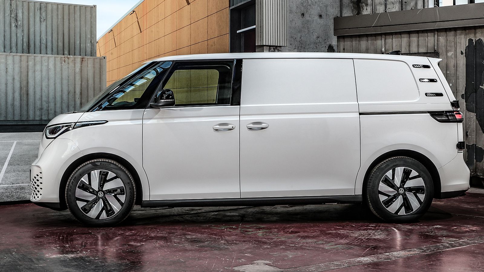 Πλευρική όψη του νέου λευκού VW ID. Buzz Cargo με επιμηκυμένο μεταξόνιο.