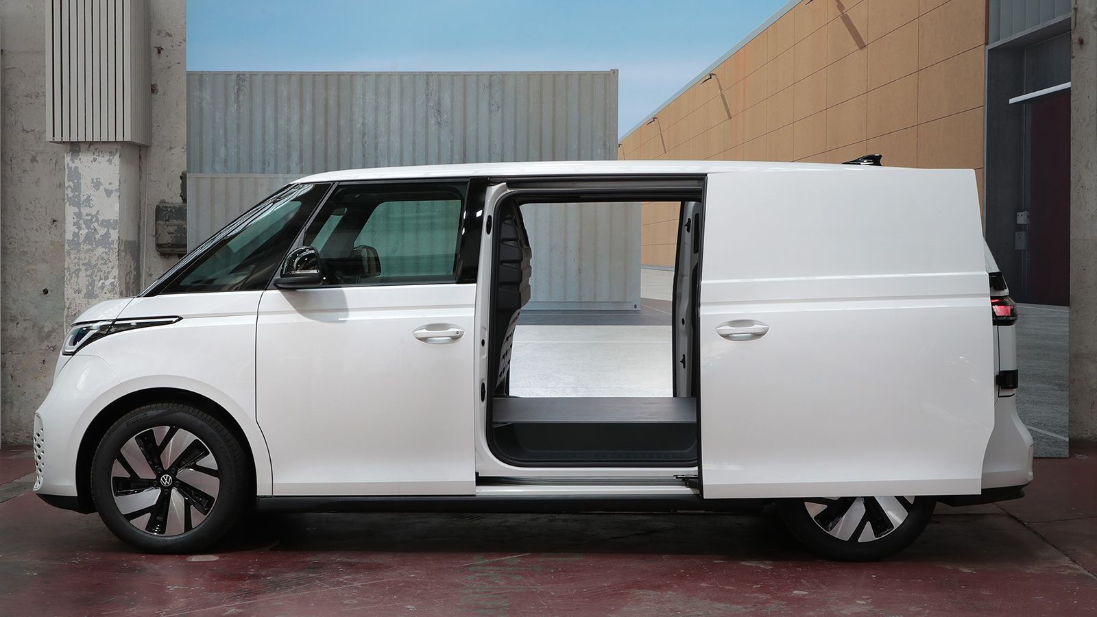 VW ID. Buzz Cargo σε πλαϊνή όψη με ανοιχτή τη συρόμενη πόρτα φόρτωσης.