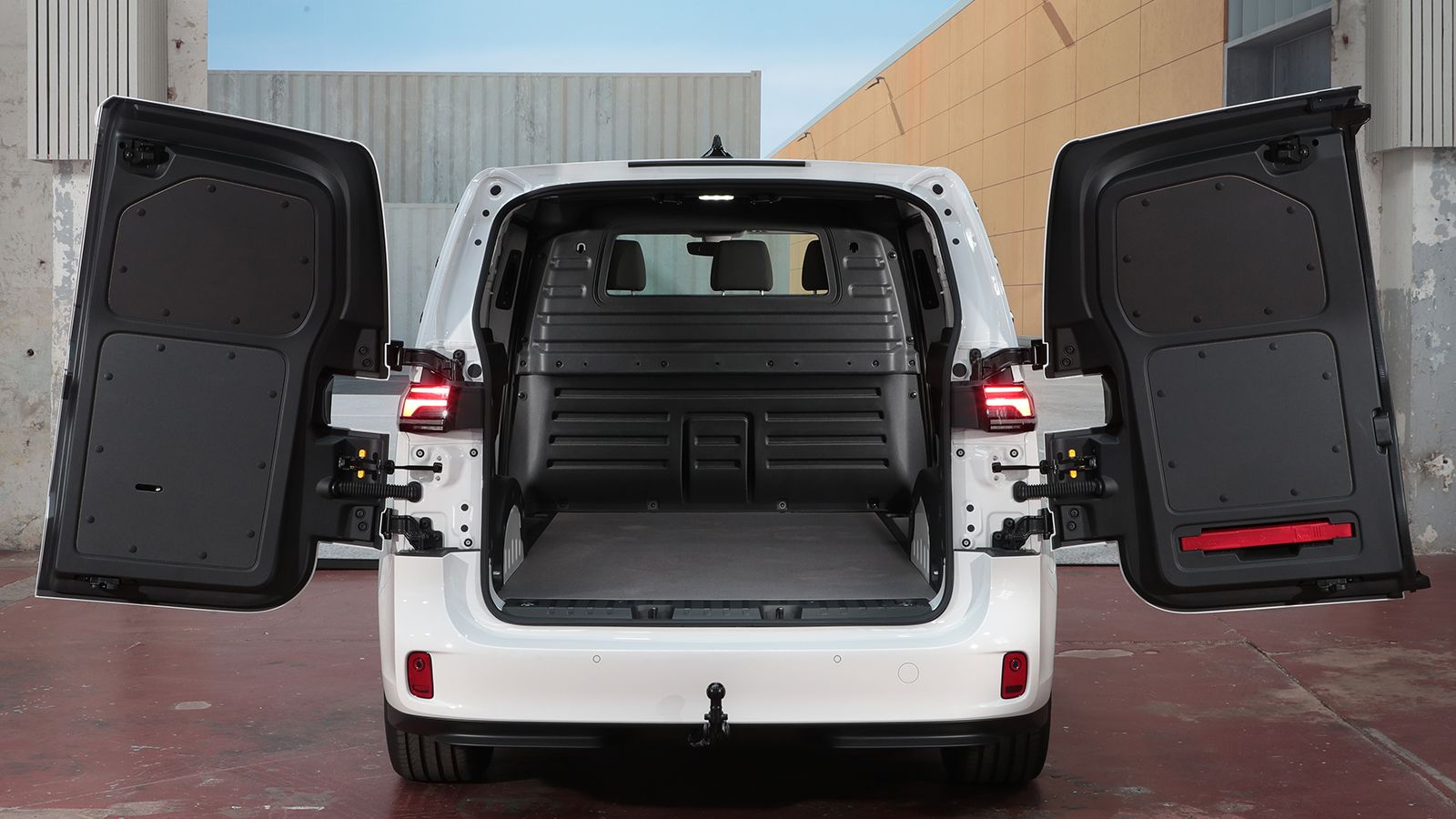 χώρος φόρτωσης του VW ID. Buzz Cargo με τις δύο πόρτες ανοιχτές.