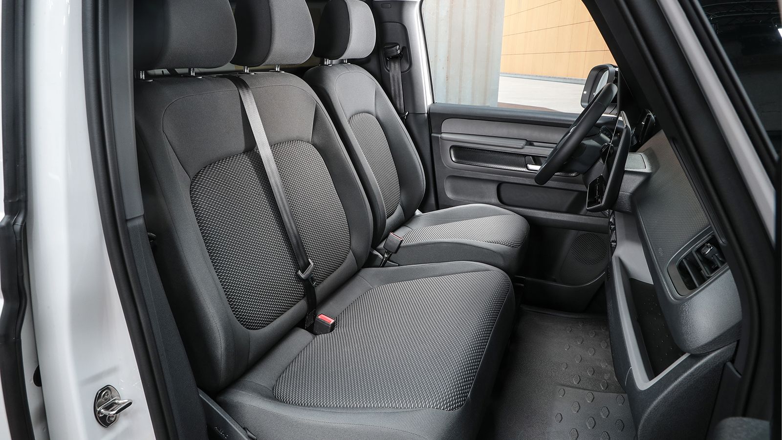 Τριθέσια καμπίνα του VW ID. Buzz Cargo με υφασμάτινα καθίσματα και ψηφιακό ταμπλό.