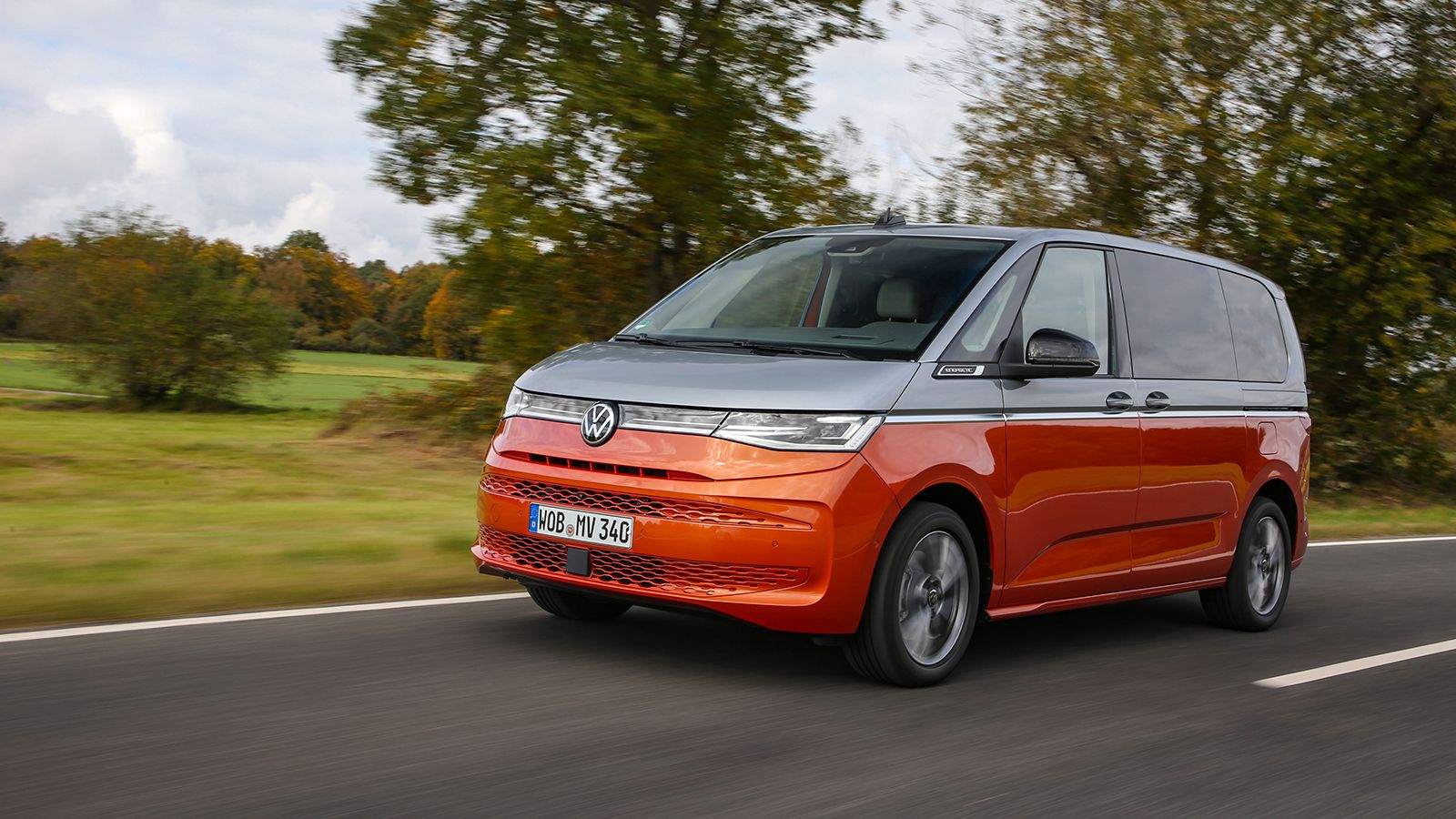 Ξεκινάει την εμπορική του καριέρα το νέο VW Multivan, σε δύο εκδόσεις βενζίνης και μία υβριδική που φορτίζει στην πρίζα. Οι τιμές του ωστόσο είναι μάλ