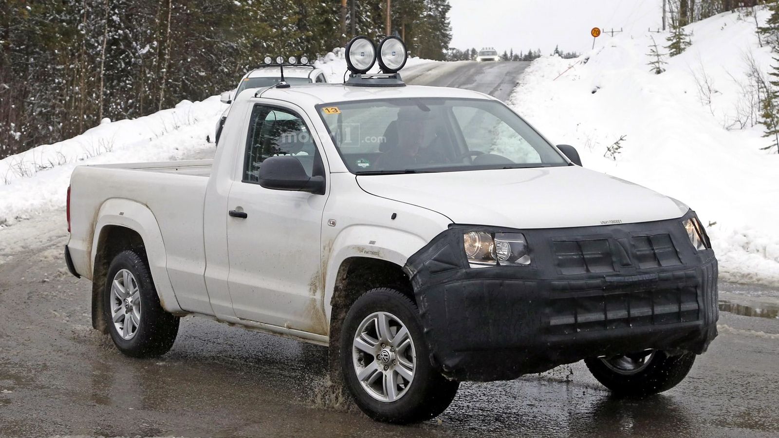 Η νέα γενιά του VW Amarok… εθεάθει με περιορισμένο καμουφλάζ κατά τις δοκιμές εξέλιξης της στη Σουηδία.