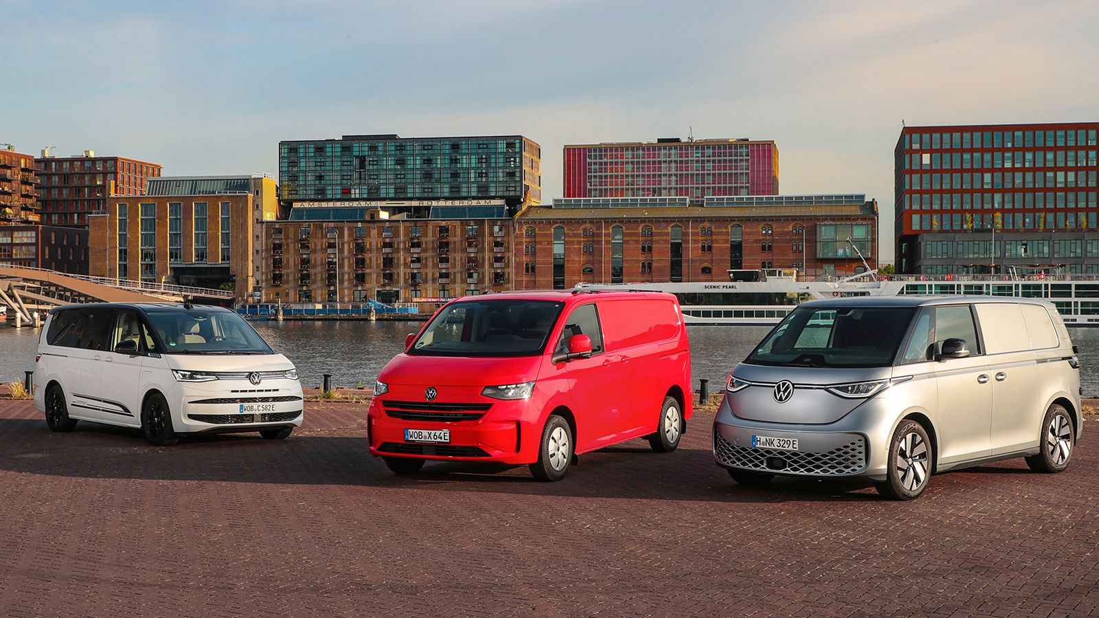 Με το ανανεωμένο ID Buzz και το νέο –τετρακίνητο- Multivan eHybrid, χωρίς να παραβλέπουμε τις εκδόσεις Caravelle, η οικογένεια των επιβατικών εκ