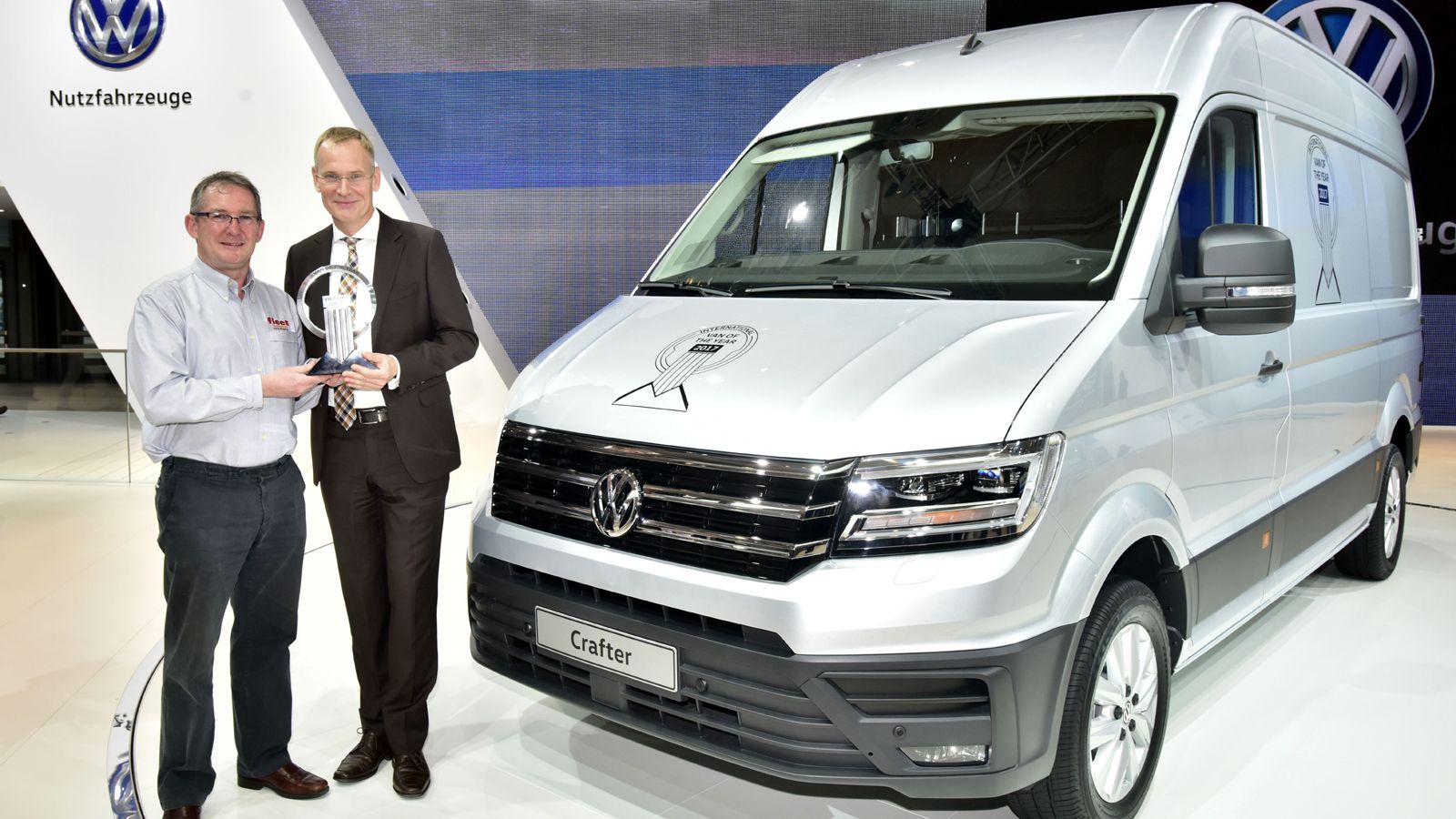 Ο CEO της VW Commercial Vehicles, δρ Eckhard Scholz (δεξιά) παραλαμβάνει το βραβείο του «International Van of the Year 2017» για το νέο Crafter.