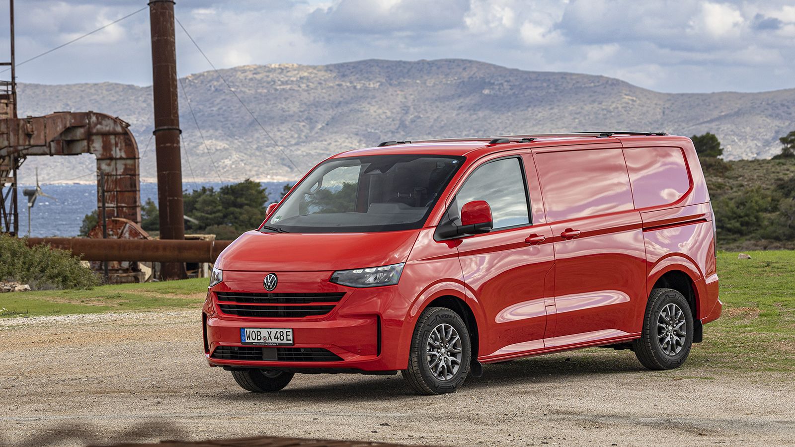 Τα VW e-Transporter και e-Caravelle θα είναι διαθέσιμα από τις αρχές του 2026 με νέα μπαταρία, ωφέλιμης χωρητικότητας 70kWh. 