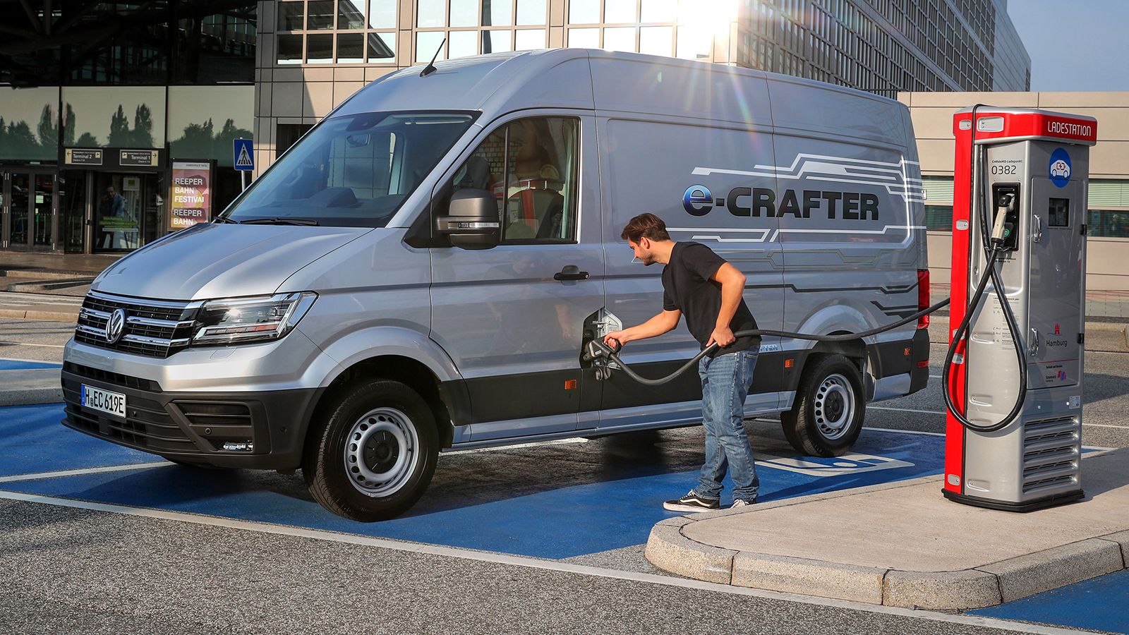 Μεγάλες επενδύσεις στην ηλεκτροκίνηση σχεδιάζει ο Όμιλος VW, ενισχύοντας την παρουσία του στην παραγωγή μπαταριών και στα δίκτυα φόρτισης.